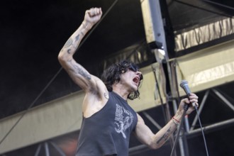 Remington Leith, singer, frontman, Palace Royale, rock band, USA, live open air at the Citadel