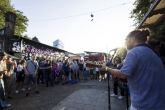 The Chrosiv choir plays and sings in front of the bathhouse on the RAW site as part of the Fête de