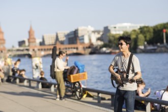 Guitarist at the East Side Gallery in front of the Spree as part of the Fête de la Musique. The