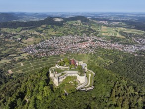 Luftbild von der hochmittelalterlichen Burgruine, Höhenburg Hohenneuffen am Albtrauf mit der Stadt