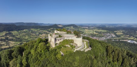 Luftbild, Panorama von der hochmittelalterlichen Burgruine, Höhenburg Hohenneuffen am Albtrauf,