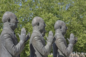 Sculpture The Claque by Guido Messer 1987, modern art, four male figures clapping hands, arms,