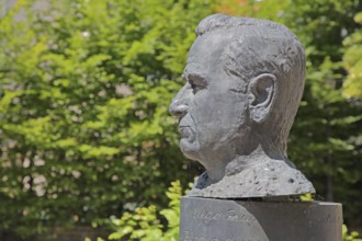 Monument to SPD politician and mayor of Ettlingen Hugo Rimmelspacher, head, detail,