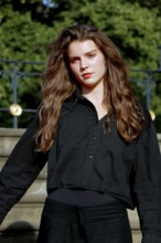 Rosa César Waschke (daughter of Mark Waschke) arriving for Charles Gounod's Roméo et Juliette after