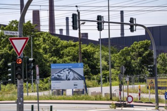 Construction site sign for thyssenkrupp Steel's first direct reduction plant, the climate-neutral