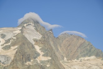 View from Franz Joseph Höhe into the mountains (Großglockner) with Pasterze on a sunny day at