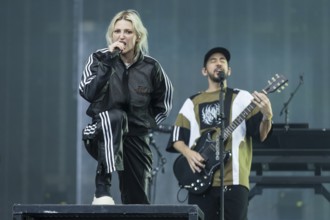 Emily Armstrong (singer) and Mike Shinoda (singer and bassist) from Linkin Park live on From Zero