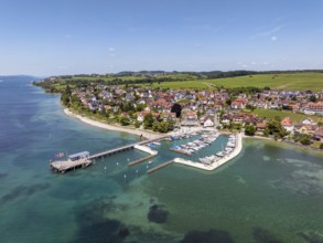 Luftbild von der Bodenseegemeinde Hagnau, Winzerdorf und beliebter Ferienort am Bodensee, dahinter