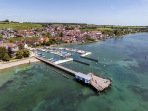 Luftbild von der Bodenseegemeinde Hagnau, Winzerdorf und beliebter Ferienort am Bodensee, mit dem