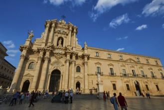 Cathedral of Syracuse, Expansive view of a baroque cathedral with richly decorated façade,