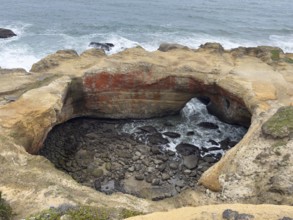 Devils Punchbowl Arch, Devils Punchowl Natural Area, Oregon, USA, North America
