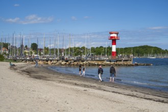 Lecuhtturm at the town harbour, sandy beach, Eckernförde, Baltic Sea, Schleswig-Holstein, Germany