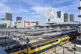 Utrecht Centraal railway station, tracks and concourse, trains of Nederlandse Spoorwegen N.V. state