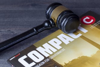 COMPACT MAGAZINE with a judge's gavel. A ban is being negotiated at the Federal Administrative