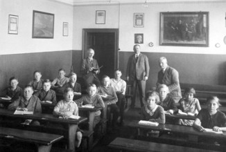 School class 3 teachers, ca. 1920, pupils sitting in a classroom, teacher standing, classical