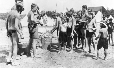 Children's Republic of Saxony 1929, A group of boys stand together at summer camp, Historical photo
