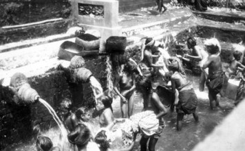 Women and children taking a shower, 1920s, Children bathing together under taps at a public