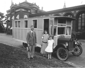 Caravan, 1930s, family in front of a historic car, possibly a mobile home, in front of an old