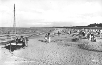 People on the beach, Baltic resort Trassenheide, 1930s, People walking and relaxing on the sunlit