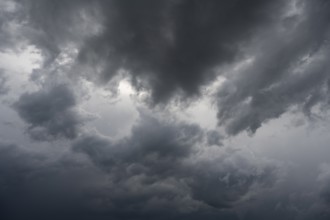 Dramatische Wolkenformation vor einem Sommergewitter, aufziehendes Unwetter, Extremwetter,