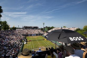 Overview, long shot, spectators, visitors, centre court, sky, blue, sold out, parasol, logo,