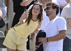 Young woman, fan, visitor, takes selfie with Mats Hummels, grandstand, tennis, ATP 250, BOSS Open