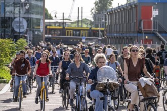 Central cycle path along the Vredenburg, behind the main station, Utrecht Centraal, in the city