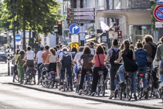 Central cycle path on the Lange Viestraat, lanes for pedestrians, cyclists and local traffic are