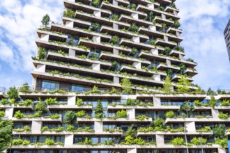 Wonderwoods residential tower, one of 2 green buildings, in Utrecht in the new Healthy Urban