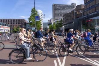 Central cycle path on the Lange Viestraat, lanes for pedestrians, cyclists and local traffic are
