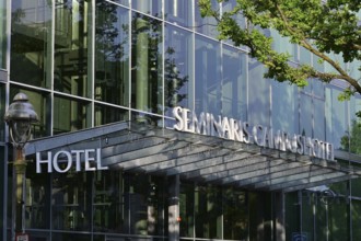 The Seminaris Campus Hotel is located between university, cultural and scientific institutions on