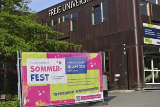 Notice of the FU Berlin summer party in front of one of the main buildings of the Freie Universität