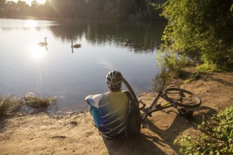 Mountain bikers on an evening tour to the lake