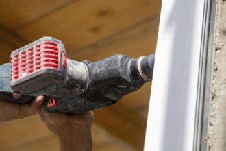 Window installation: Craftsmen install windows