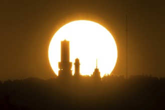 The sun sets behind the towers on the summit of the Großer Feldberg in the Taunus, Großer Feldberg