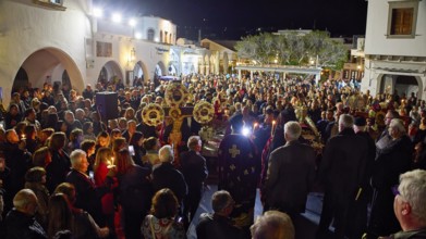 Good Friday, Epitaphios, Funeral procession, Final gathering, Large crowd participates in a