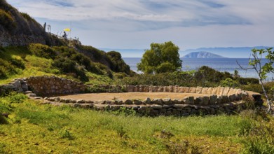 Stone circle, old threshing floor, round building and ruins directly on the coast with a view of