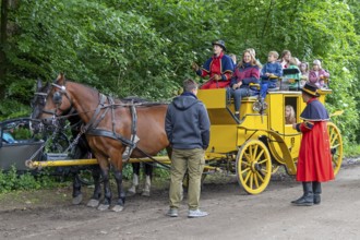 Postillion, passengers, stagecoach, Verein Postkutsche Lüneburger Heide e.V., Klecken, Rosengarten,