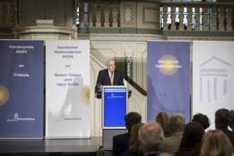 Thomas Mirow (Chairman of the Board of the German National Foundation) speaks at the award ceremony