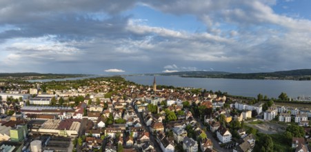 Luftbild, Panorama von der Stadt Radolfzell am Bodensee mit dem Radolfzeller Münster am Abend,