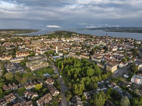 Luftbild von der Stadt Radolfzell am Bodensee am Abend, am Horizont die Halbinsel Mettnau und die