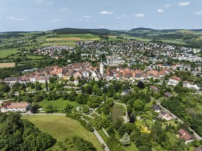 Luftbild von der Stadt Engen im Hegau mit der historischen Altstadt, Landkreis Konstanz,