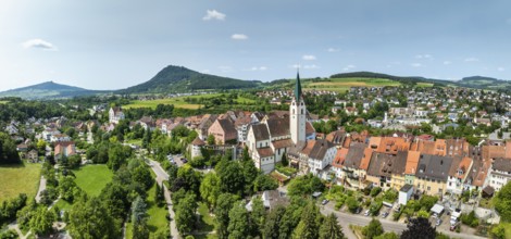 Luftbild, Panorama von der Stadt Engen im Hegau mit der historischen Altstadt, am Horizont die