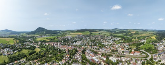 Luftbild, Panorama von der Stadt Engen im Hegau am Horizont die Hegauberge Hohenhewen, ganz links