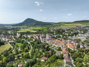 Luftbild von der Stadt Engen im Hegau am Horizont der Hegauvulkan Hohenhewen, Landkreis Konstanz,
