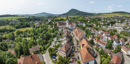 Luftbild, Panorama von der Stadt Engen im Hegau mit der historischen Altstadt, am Horizont die