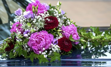 Flower arrangement on a bridal car, wedding car, North Rhine-Westphalia, Germany