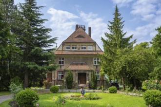 Die Villa Wolf wurde 1911 für den Ehrenbürger Karl Wolf und seine Frau Emilie erbaut. Das Anwesen