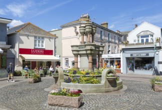 Luders patisserie at The Triangle in town centre of Teignmouth, south Devon, England, UK