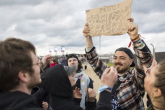 Marian from Braunschweig has a vote on the colour of pesto (red vs. green) at the Rock am Ring